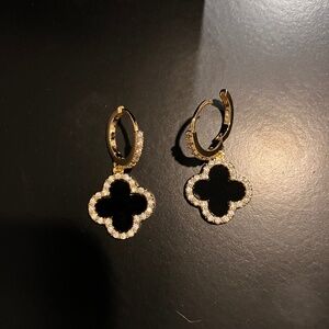 Fleur di lis Black onxy with rhinestone flower earring